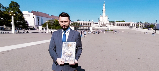 Księga z nazwiskami polskich Czcicieli Maryi złożona w Fatimie