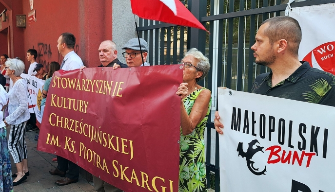 Narasta sprzeciw wobec psucia edukacji i seksualizacji nauczania. Protest społeczny pod Małopolskim Kuratorium Oświaty