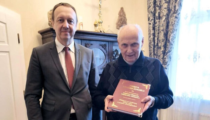 Bp Wiesław Mering odebrał pamiątkową księgę od przedstawicieli SKCh
